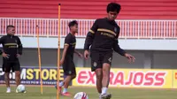 Aksi pemain PSIM, Achmad Hisyam Tolle, dalam sebuah sesi latihan di Stadion Mandala Krida, Yogyakarta. (Bola.com/Vincentius Atmaja)
