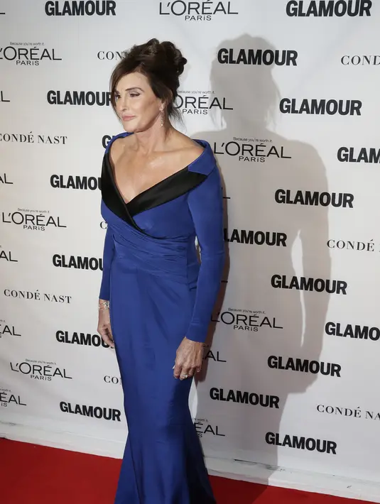 Keputusan Caitlyn Jenner untuk menjadi seorang wanita memang banyak dijadikan inspirasi oleh banyak orang.  Tak heran jika perjuangannya tersebut membuatnya meraih penghargaan Glamour’s Women of The Year. (Bintang/EPA)