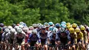Pembalap saat beraksi pada ajang Tour de France 2023 di  Bordeaux, Prancis (7/7/2023). Balapan ini memiliki rute dengan jalur bekelok-kelok, tanjakan dan turunan bukit di segala penjuru prancis. (Photo by Anne-Christine POUJOULAT / AFP)