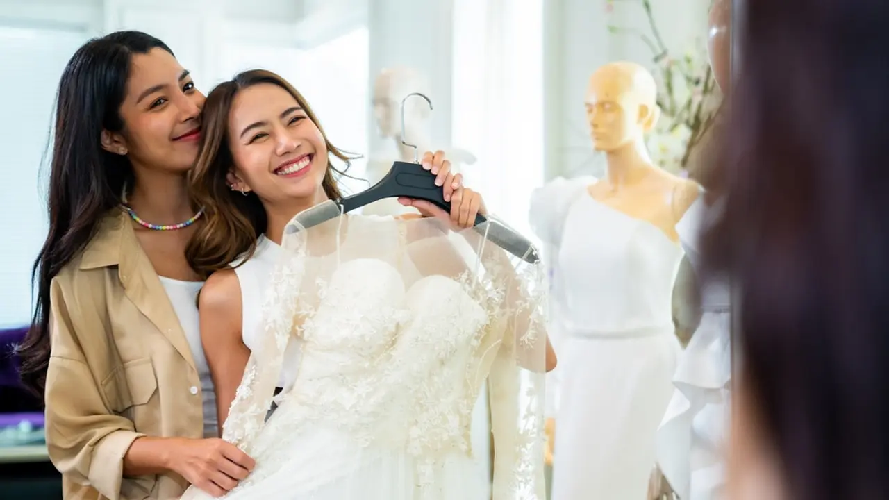 memilih gaun pengantin