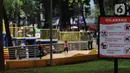 <p>Anak-anak bermain di area Taman Puring, Jakarta Selatan, Minggu (26/12/2021). Memanfaatkan libur Natal dan Tahun Baru banyak warga memanfaatkan bersama keluarga berwisata ke taman karena hemat biaya. (Liputan6.com/Angga Yuniar)</p>
