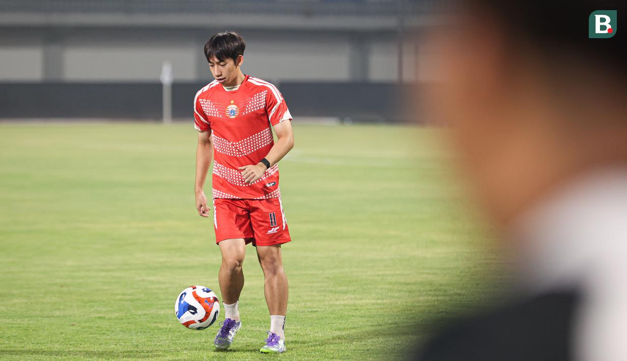 Arlyansyah Abdulmanan di latihan terakhir Persija Jakarta jelang laga melawan Madura United yang digelar di Stadion Gelora Madura Ratu Pamelingan, Pamekasan, Jumat (23/10/2025).