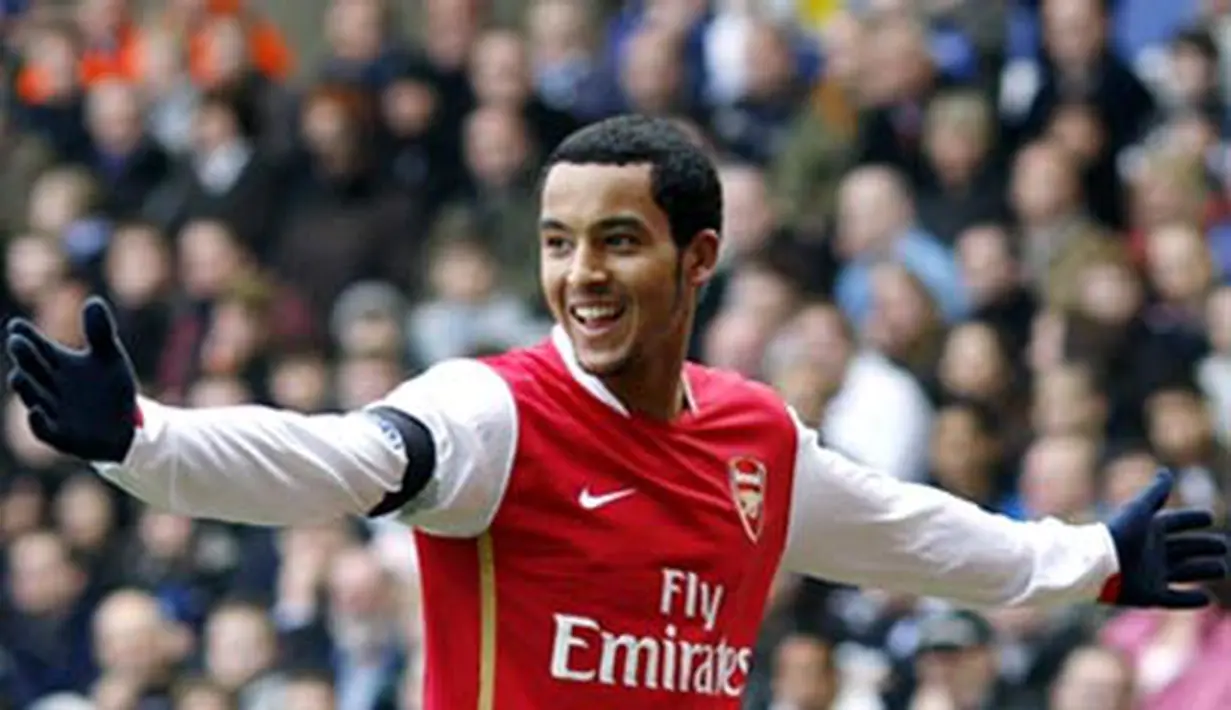 Arsenal's Theo Walcott celebrates scoring against Birmingham City's during the Premiership football match at St. Andrews Stadium in Birmingham 23 February 2008. AFP PHOTO/ADRIAN DENNIS