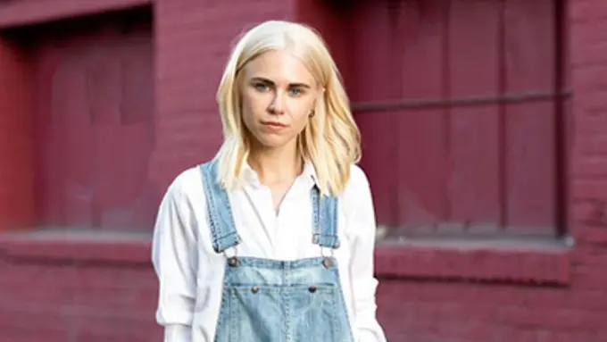 Overal Denim dengan Kemeja? Pilihan Cocok untuk Bergaya Catchy