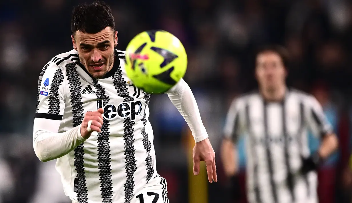 Sayap kiri asal Serbia, Filip Kostic menjadi pemain tertua kelima dalam skuad Juventus pada musim 2023/2024. Pemain yang didatangkan dari Eintracht Frankfurt pada awal musim 2022/2023 ini akan berusia 31 tahun pada November nanti. Hingga kini ia telah tampil dalam 59 laga bersama Juventus di semua ajang kompetisi dengan torehan 3 gol dan 11 assist. (AFP/Marco Bertorello)