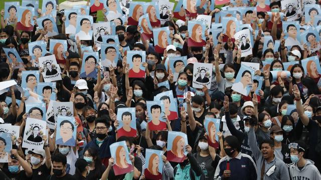 Demonstran pro-demokrasi memegang poster para pemimpin protes yang telah ditangkap, saat protes anti-pemerintah di Victory Monument di Bangkok, Thailand, Minggu, 18 Oktober 2020.