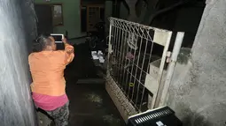 Selasa malam (24/6/14), Densus 88 Anti Teror Mabes Polri menangkap terduga teroris, Akbar alias Muri alias Donal (28) di sebuah rumah kawasan Cipayung, Jakarta. (Liputan6.com/Johan Tallo)