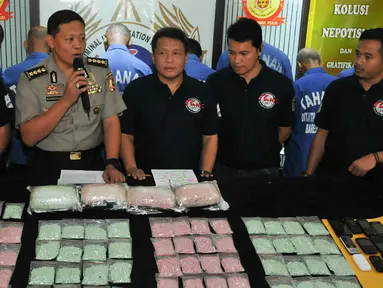 Direktorat Tindak Pidana Narkoba Bareskrim Polri merilis barang bukti kasus narkoba di Jakarta, Jumat (19/2). Petugas menangkap 7 orang tersangka sindikat narkotika internasional dan menyita sedikitnya 40 ribu butir ekstasi. (Liputan6.com/Yoppy Renato)