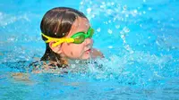 Ayo Moms ajak anak belajar berenang karena banyak manfaat yang akan didapatkan.