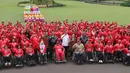 Presiden Joko Widodo foto bersama para atlet usai memberikan bonus kepada peraih medali Asian Para Games 2018 di Istana Bogor, Jakarta, Sabtu (13/10). Bonus yang diberikan setara dengan bonus yang diterima atlet Asian Games 2018. (Liputan6.com/HO/Randy)