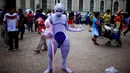 Cosplayer mengenakan kostum karakter dari game augmented reality Pokemon Go ketika berpatisipasi dalam acara "poketour" di San Salvador, El Salvador, Sabtu (23/7). (REUTERS/Jose Cabezas)