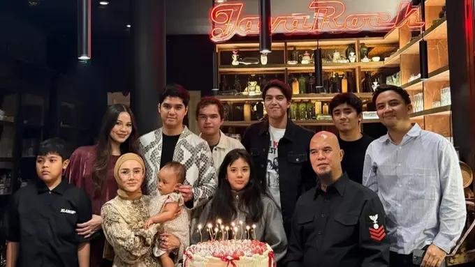 Keluarga Ahmad Dhani rayakan Ulang Tahun Safeea Ahmad ke-15. [@elelrumi]