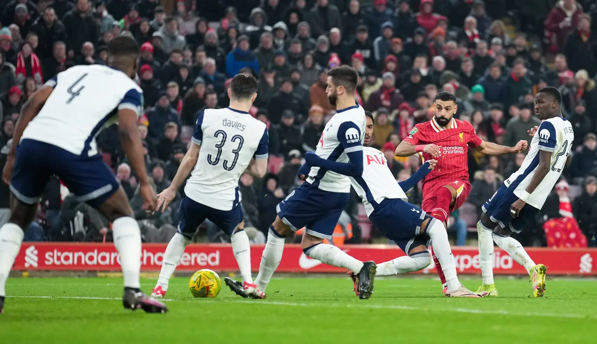 Liverpool masih terlalu perkasa bagi Tottenham. Pasukan Arne Slot tampil dominan selama 90 menit untuk mengamankan kemenangan telak 4-0 dan mengubah agregat jadi 4-1. (AP Photo/Jon Super)