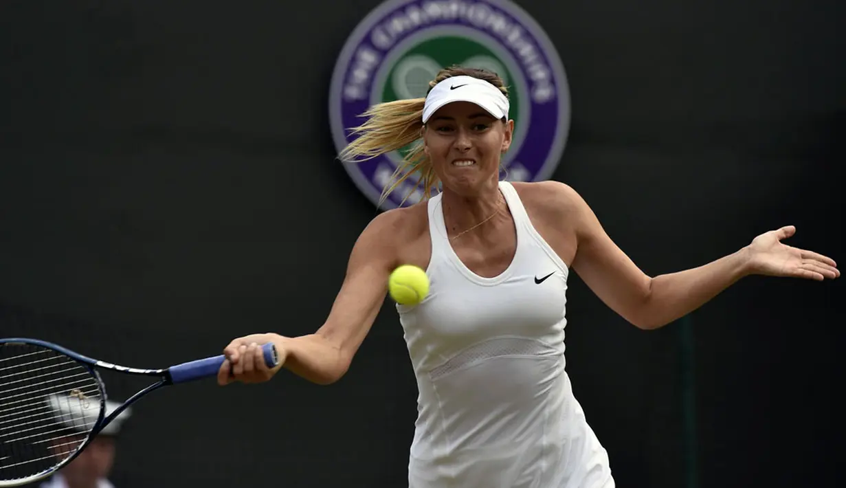 Tampil di No. 1 Court, All England Lawn Tennis and Croquet Club, (26/6/2014), petenis Rusia, Maria Sharapova, menunjukkan performa meyakinkan saat menekuk Timea Bacsinszky dua set langsung (6-2, 6-1). (REUTERS/Toby Melville)