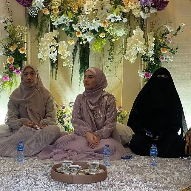 8 Potret Irish Bella Gelar Pengajian dan Tasyakuran di Rumah, Penuh Haru