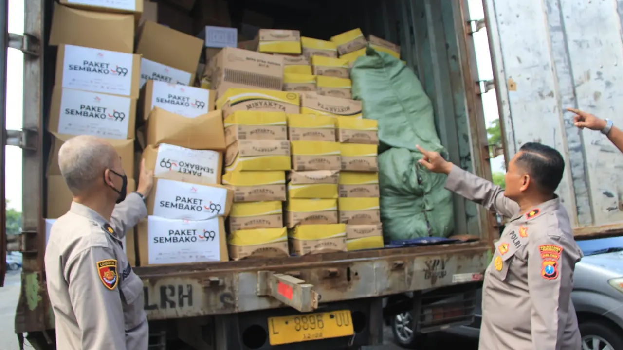 Paket sembako dari Polrestabes Surabaya dikirim ke Cianjur. (Dian Kurniawan/Liputan6.com)
