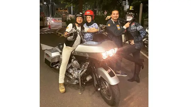 6 Momen Pasha Ungu Ajak Istri Riding Naik Motor Gede, Sangat Antusias