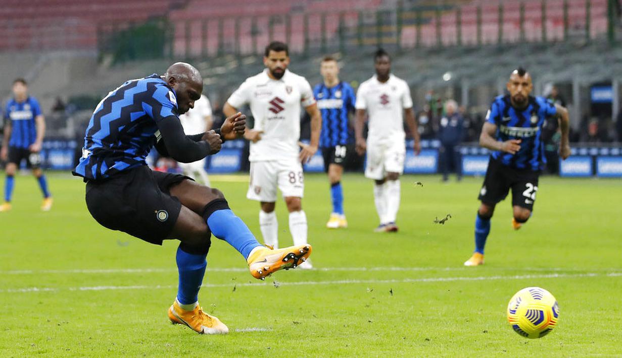 Striker Inter Milan, Romelu Lukaku, mencetak gol ke gawang Torino melalui tendangan penalti pada laga Liga Italia di Stadion Giuseppe Meazza, Minggu (22/11/2020). Inter Milan menang dengan skor 4-2. (AP/Antonio Calanni)