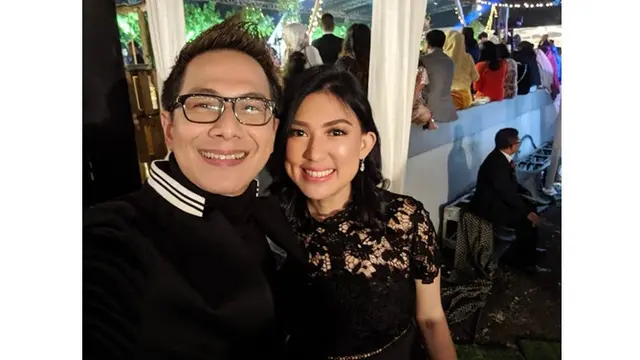 7 Potret Mesra Delon Thamrin dan Sang Kekasih, Bakal Nikah?