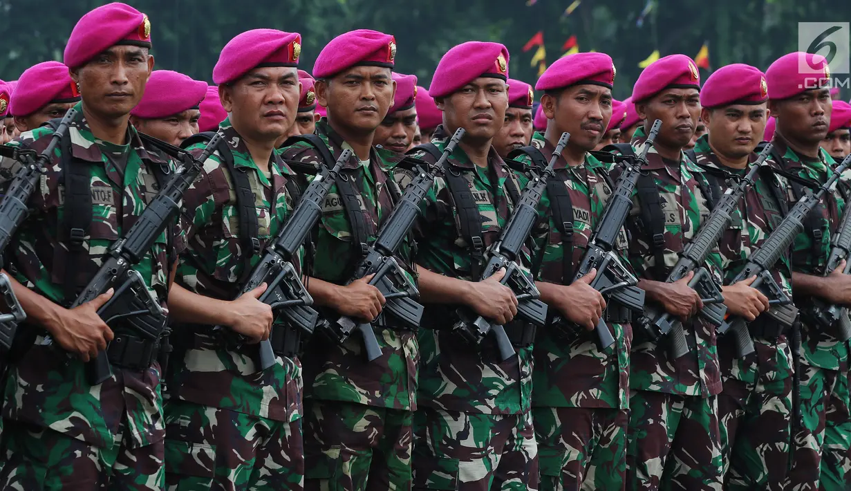 Anggota TNI saat mengikuti Apel Kesiapan Natal, Tahun Baru 2019 serta menjelang Pemilu legislasi dan Presiden 2019 di Monas, Jakarta, Jumat (30/11). Apel  diikuti 50.000 personel dari AD, AL, AU dan Polri. (Liputan6.com/Johan Tallo)