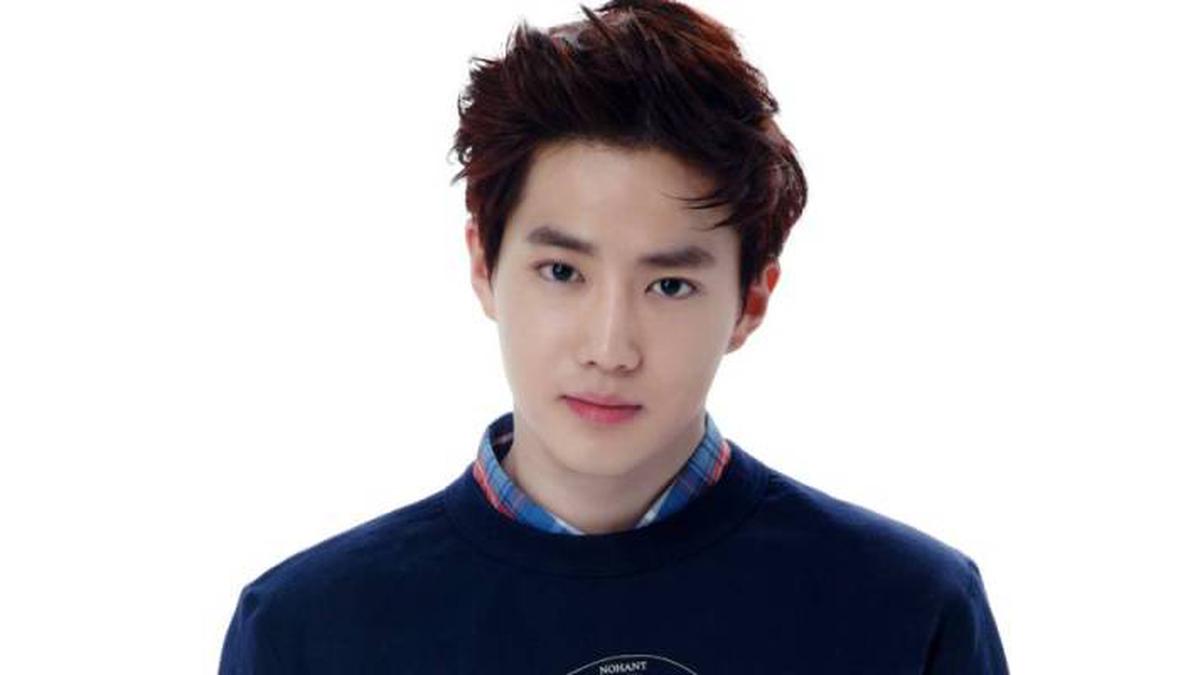 Foto Model Suho Exo Maenggunakan Kaca Mat