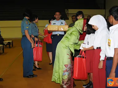 Citizen6, Cilangkap: Ketua Umum Dharma Pertiwi Ibu Tetty Agus Suhartono menyerahkan bantuan kepada 67 anak yatim terdiri dari Mabes TNI dan Badan Pelaksana Pusat (Balakpus) di jajaran TNI. (Pengirim: Badarusin Bakri)