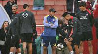 Setelah bermain imbang 1-1 pada leg pertama, pertandingan ini menjadi pertaruhan bagi El Cholo, julukan untuk Diego Simeone, membawa timnya melangkah ke final Liga Champions ketiga mereka. Tampak dalam foto, pelatih Atletico Madrid asal Argentina, Diego Simeone (tengah), memantau timnya saat sesi latihan resmi jelang leg kedua semifinal Liga Champions 2025/2026 melawan Arsenal di lapangan Emirates Stadium, London, Inggris, pada Senin 4 Mei 2026. (Glyn KIRK/AFP)