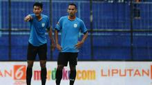 Pemain Persela, Malik RIsaldi dan Lucky Wahyu (kanan). (Bola.com/Zaidan Nazarul)