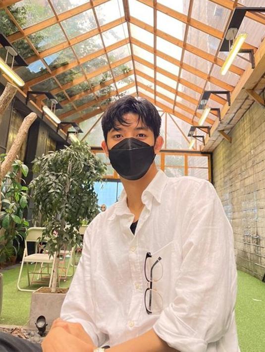 Park Solomon yang lahir 1999 tersebut memang punya pesona menawan. Walaupun pakai masker, auranya tetap terpancar yang membuat penonton terpincut dengan penampilannya. (Liputan6.com/IG/@lomon991111)