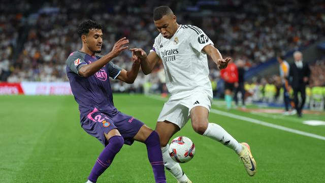 Omar El Hilali saat berduel dengan Kylian Mbappe