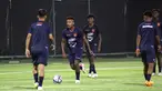 Pemain Timnas Ekuador U-17 menjalani latihan jelang Piala Dunia U-17 2023 di Lapangan Latihan A Stadion Gelora Bung Tomo (GBT), Surabaya, Jawa Timur, Selasa (7/11/2023). Timnas Ekuador U-17 akan melawan Timnas Indonesia U-17 di laga perdana pada 10 November 2023. (Bola.com/Aditya Wany)