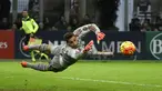 Gianluigi Donnarumma melakukan debut untuk AC Milan saat berusia 16 tahun 8 bulan. Ini adalah musim keduanya tampil tampil menjaga mistar AC Milan. (AFP/Olivier Morin)
