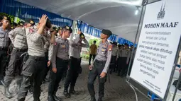 Sejumlah petugas berjaga di Gereja Katedral, Jakarta, Kamis (13/4). Sterilisasi ini untuk memberikan rasa aman kepada umat Katolik yang melaksanakan rangkaian misa Tri Hari Suci Paskah. (Liputan6.com/Gempur M Surya)