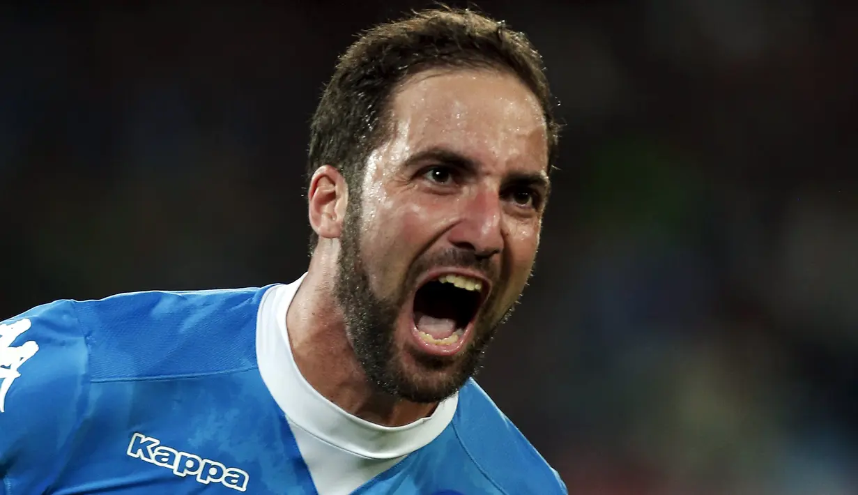 Penyerang Napoli, Gonzalo Higuain melakukan selebrasi usai mencetak gol ke gawang Juventus pada lanjutan liga Italia di Stadion San Paolo, Minggu (27/9/2015). Napoli menang atas Juventus dengan skor 2-1. (REUTERS/Stringer)