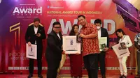 Pemberian penghargaan Brand Terpercaya 2022 untuk kategori Digital Marketing Agency dalam ajang penghargaan Indonesia Trusted Award 2022 yang diadakan di Sari Pacific Hotel, Jakarta, Jumat (9/12/2022) malam. Doxadigital Indonesia dinobatkan penghargaan tersebut. (Dok.IST/Doxadigital Indonesia)