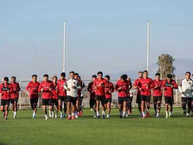 Sejumlah pemain Timnas Indonesia melakukan pemanasan dengan berlari kecil dalam sesi latihan sore hari di Turki, Kamis (28/12/2023). Jordi Amat yang sebelumnya tengah melakukan perawatan pemulihan cedera kini telah hadir dan ikut latihan bersama. (Dok. PSSI)