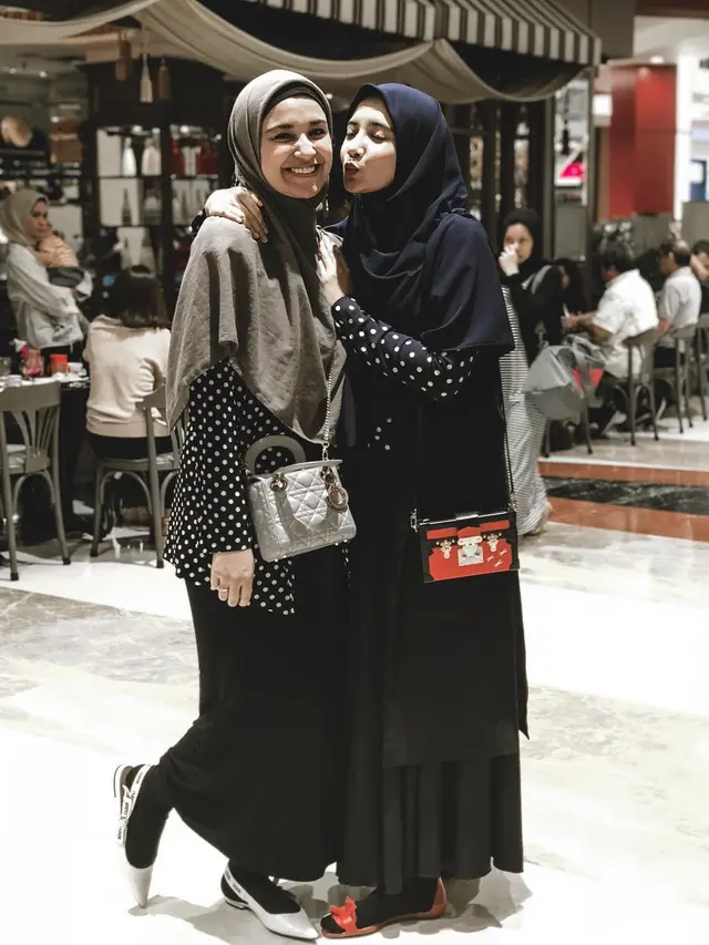 7 Gaya Zaskia dan Shireen Sungkar Pakai Baju Kembar, Kompak Banget