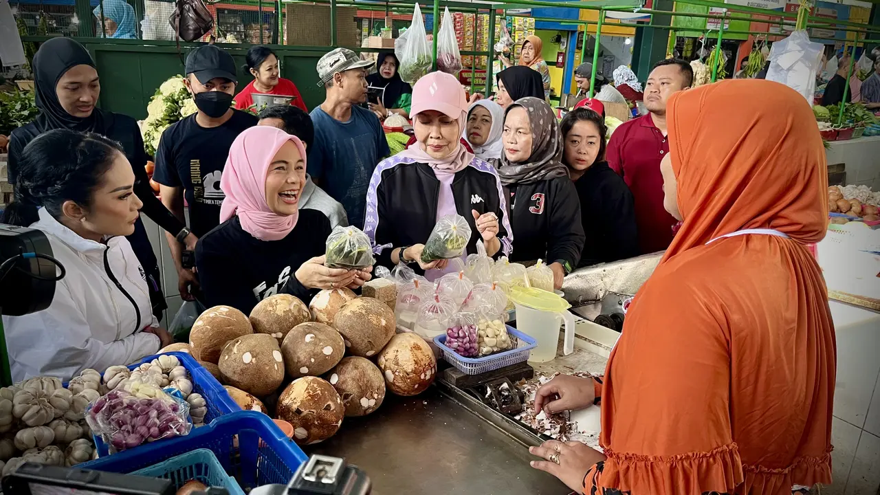 Istri calon presiden nomor urut 3 Ganjar Pranowo, Siti Atikoh Suprianti