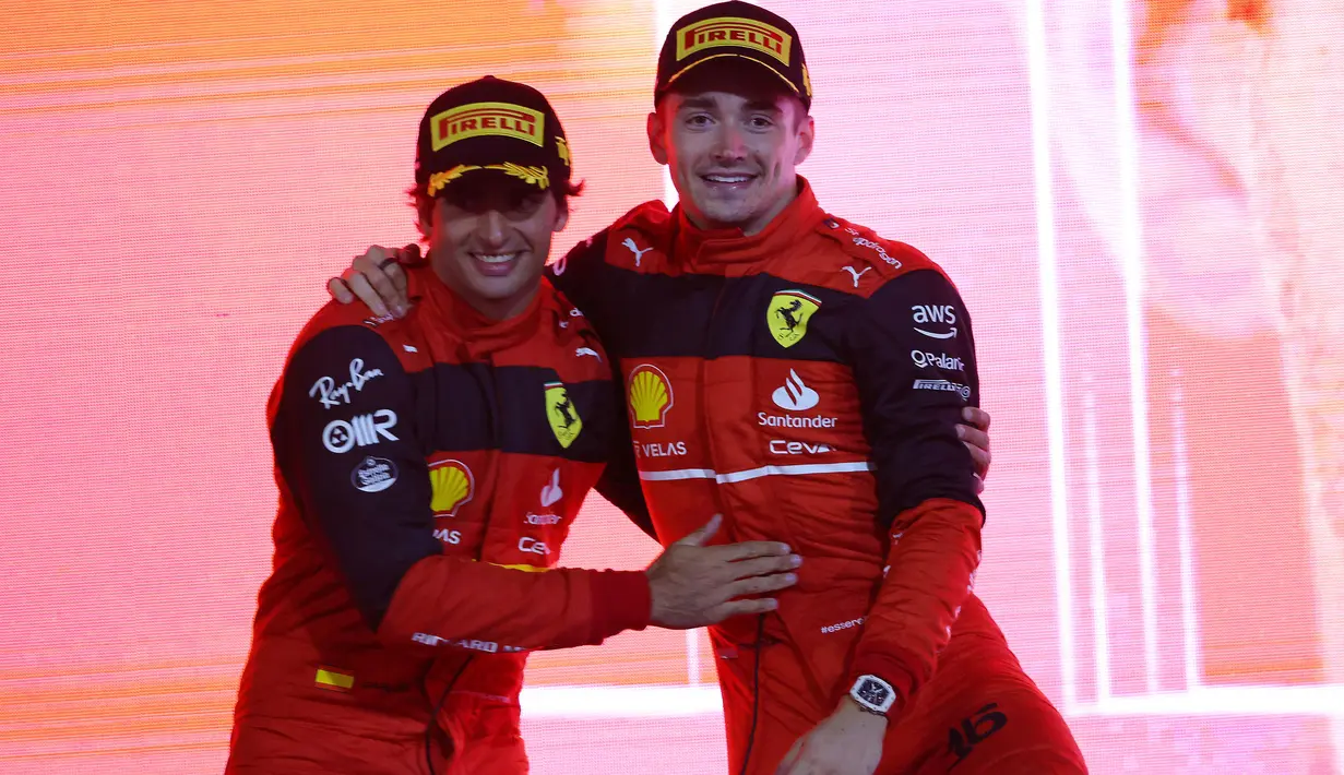 Charles Leclerc dan Carlos Sainz bersama Ferrari berhasil membuka Formula 1 (F1) 2022 dengan kemenangan. (AFP/Guiseppe Cacace)