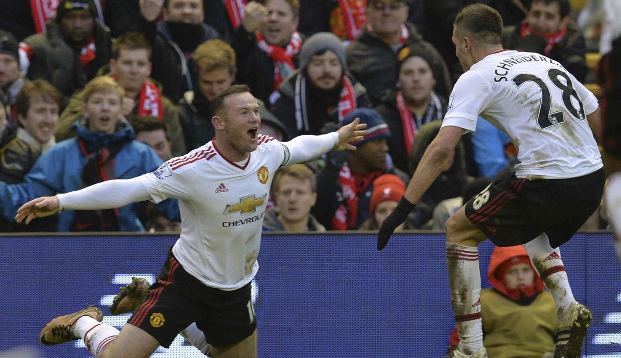 Pemain Manchester United, Wayne Rooney (kiri) merayakan gol yang dicetaknya saat laga melawan Liverpool di Stadion Anfield, Liverpool, (17/1/ 2016). (AFP Photo/Paul Ellis)