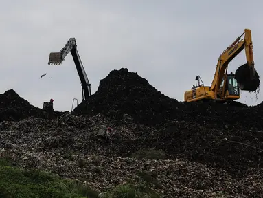 Suasana TPST Bantar Gebang saat Hari Sampah Nasional di Bekasi, Senin (21/2/2022). Pemprov DKI Jakarta menerima bantuan dari PT Bima Karya Prima berupa menyediakan 50 titik tempat sampah di sejumlah apartemen serta beberapa tempat umum yang ada di wilayah DKI Jakarta .(Liputan6.com/Johan Tallo)