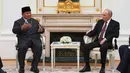 Pertemuan dilakukan di Istana Kremlin, Moskow, pada Rabu 10 Desember 2025. Tampak dalam foto, Presiden Republik Indonesia, Prabowo Subianto (kiri) berbincang dengan Presiden Rusia Vladimir Putin saat pertemuan mereka di Istana Senat Kremlin, Moskow pada Rabu 10 Desember 2025. (Alexander Zemlianichenko/POOL/AFP)