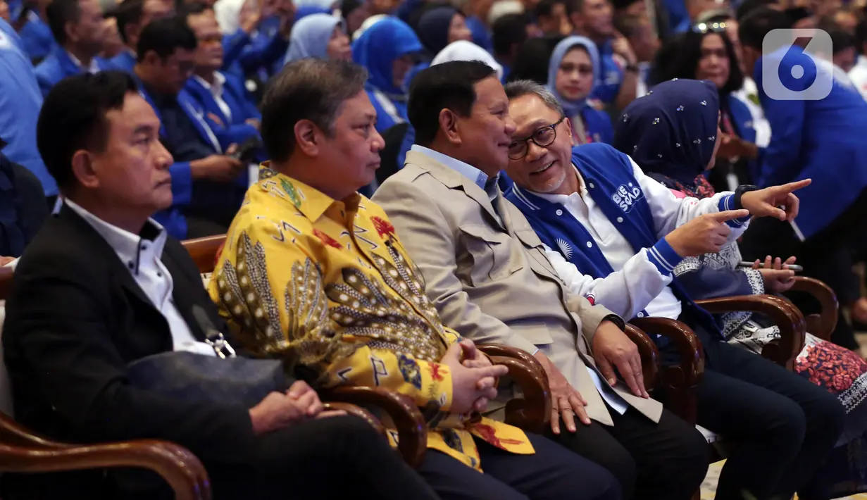 Ketua Umum Partai Amanat Nasional (PAN) Zulkifli Hasan (kanan) bersama Ketua Umum Partai Gerindra Prabowo Subianto (kedua kanan), Ketua Umum Partai Golkar Airlangga Hartarto (kedua kiri), dan Ketua Umum Partai Bulan Bintang Yusril Ihza Mahendra (kiri) saat menghadiri perayaan HUT ke-25 PAN di Jakarta, Senin (28/8/2023). Acara ini dihadiri 1.300 kader PAN. (Liputan6.com/Johan Tallo)