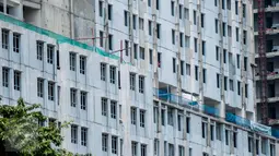 Tiga menara rusun Wisma Atlet Kemayoran akan dibangun di Blok C2 di atas lahan seluas 27.654 meter persegi dengan kapasitas 1.932 unit hunian, Jakarta, Rabu (22/2). (Liputan6.com/Gempur M Surya)
