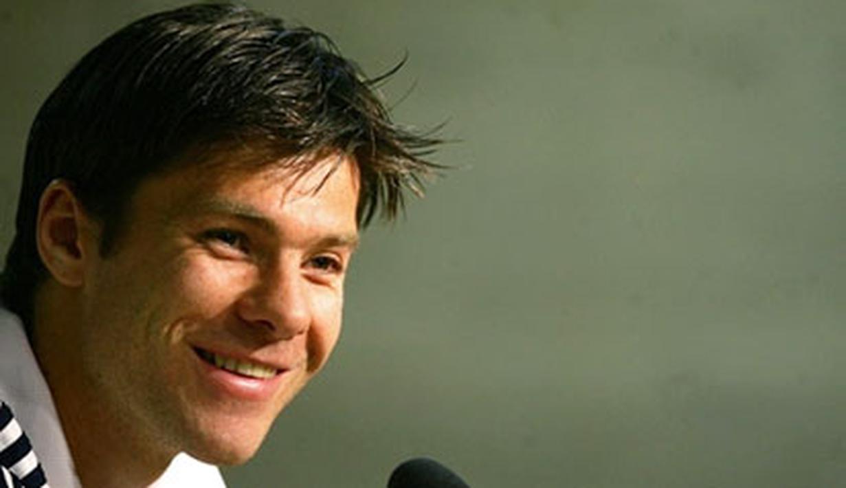 Spain&#039;s national football team and Liverpool midfielder Xabi Alonso is seen during a press conference after a training session at the Las Rozas sporting complex outside Madrid, 25 May 2006. AFP PHOTO/ Pedro ARMESTRE