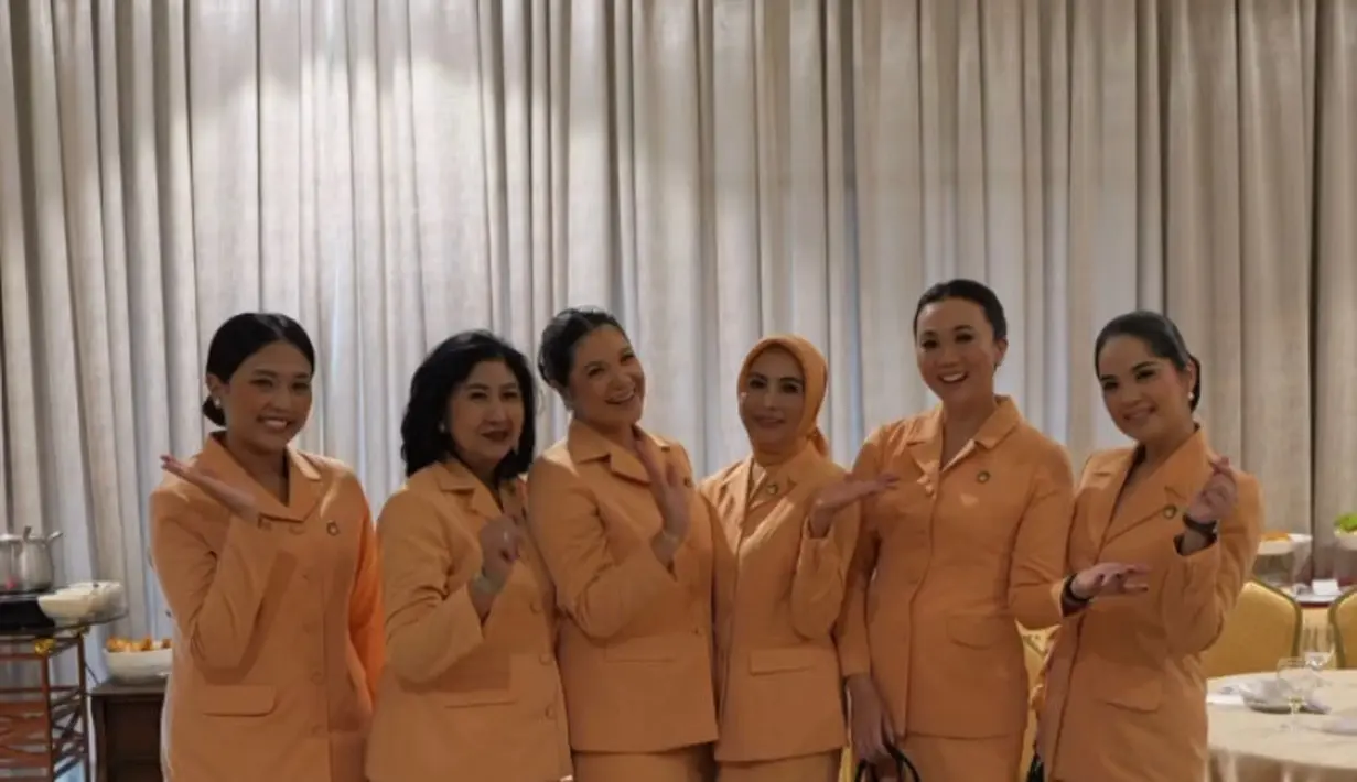 Annisa Pohan pun berpose dengan ibu pejabat lainnya dengan love sign khas Korea. Tampak Annisa pun membawa tas hitam. Dan bros Dharma Wanita. [@tami_titis]