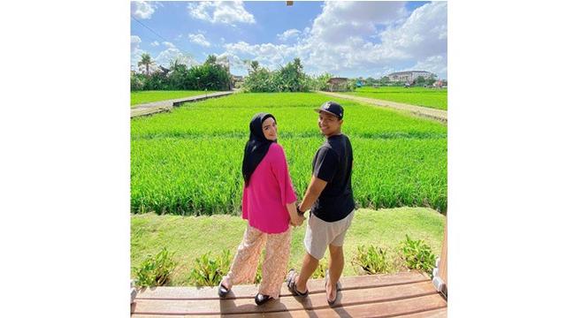 Hamil Anak Kedua, Ini 6 Potret Gaya Liburan Sheza Idris dan Suami