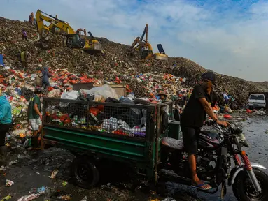 Aktivitas kendaraan pengangkut saat membuang sampah pada lokasi titik longsor yang terjadi pada Senin (13/05) di Tempat Pembuangan Akhir (TPA) Cipayung, Depok, Rabu (15/5/2024). (merdeka.com/Arie Basuki)