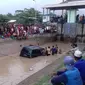 Mobil yang dikemudikan anak di bawah umur masuk ke Bendungan Barugbug, Karawang. (Abramena/Liputan6.com)