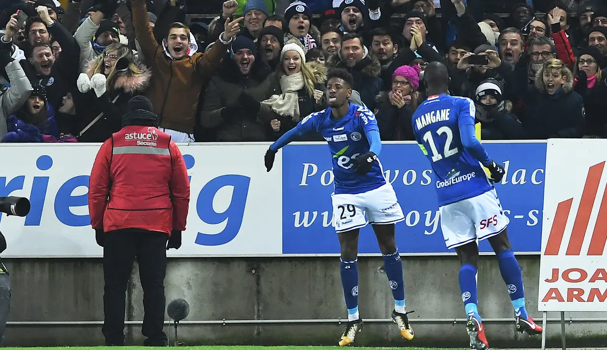 Pemain Strasbourg, Nuno Da Costa (tengah) merayakan gol bersama fans saat melawan PSG pada lanjutan Ligue 1 Prancis di Meinau Stadium, Strasbourg, (2/12/2017). PSG kalah 1-2 dari Strasbourg. (AFP/Patrick Hertzog)